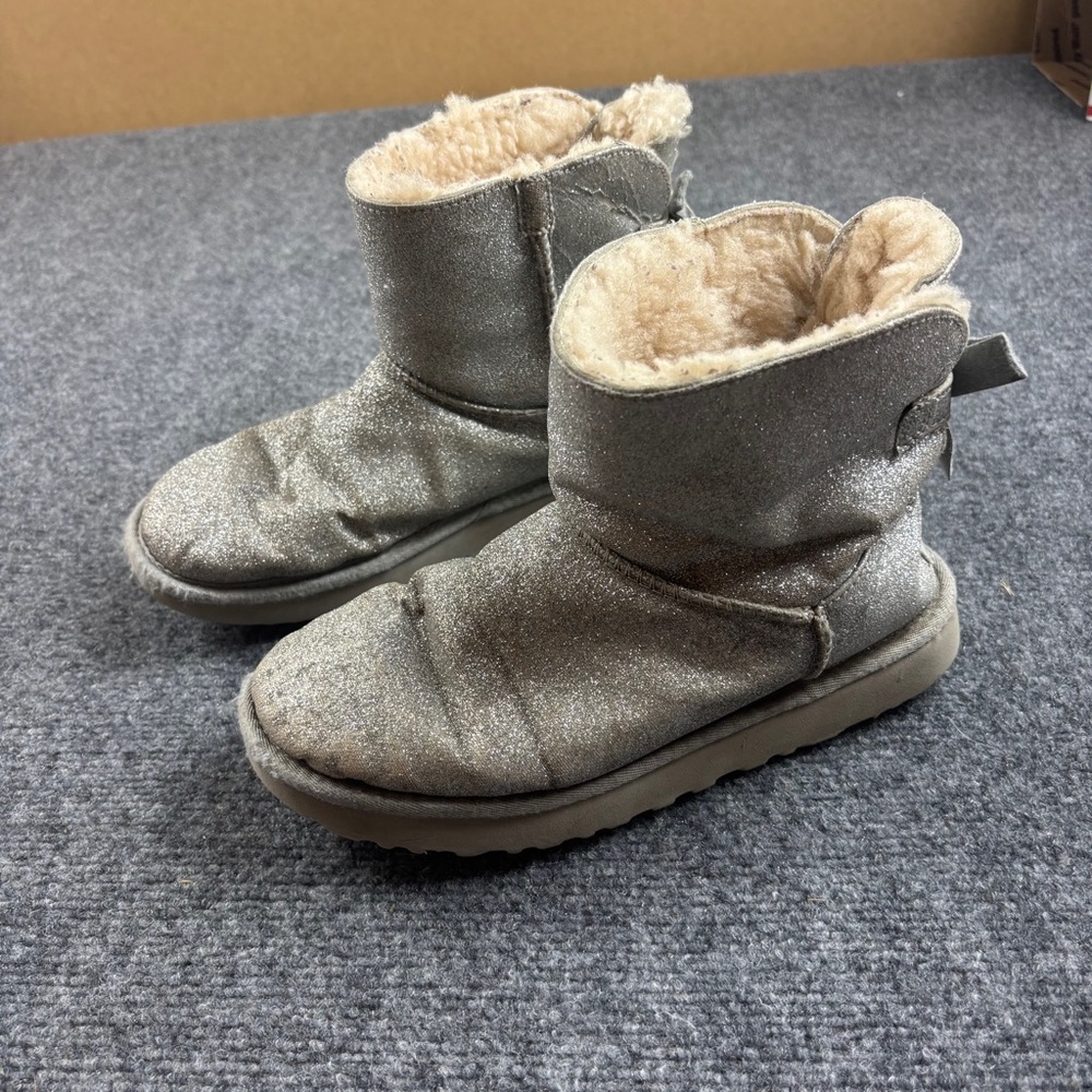 UGGS Girl’s  Mini Bailey Bow II Glitter Boot Silver Sparkly size: 7
